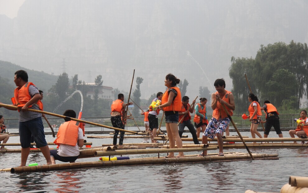 北京十渡之竹筏上的欢乐